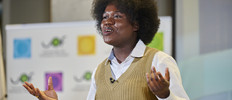 Samuela Bielo Mwambabu lors de sa prestation sur l'expression "Être vert de rage" liée au néocolonialisme.
