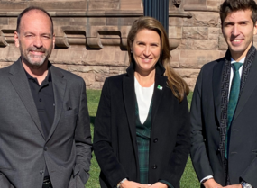 Le recteur et vice-chancelier Pierre Ouellette, l'hon. Caroline Mulroney et Nicolas Sefrani, étudiant de 1e année à l'UOF. 