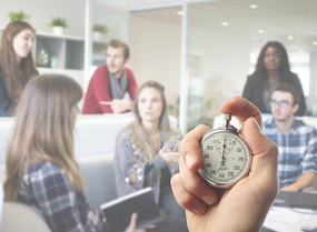 Une équipe en réunion est chronométrée.